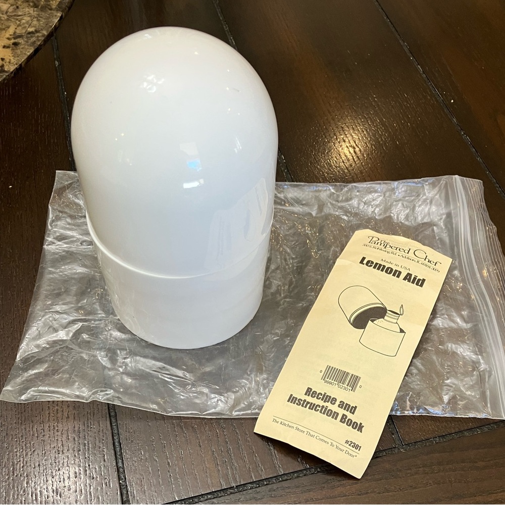 Pampered Chef Lemon Aid citrus juicer/extractor/spigot (rare find)
